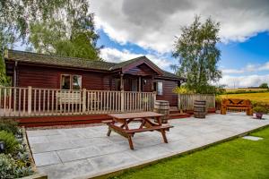 Red Kite Log Cabin