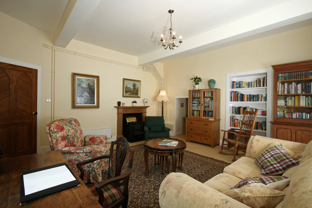 Bright and spacious sitting room