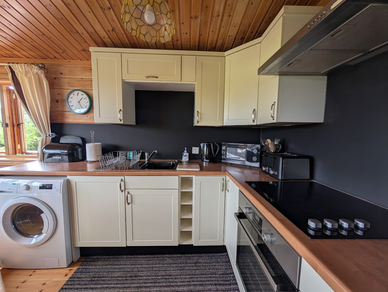Red Kite Log Cabin